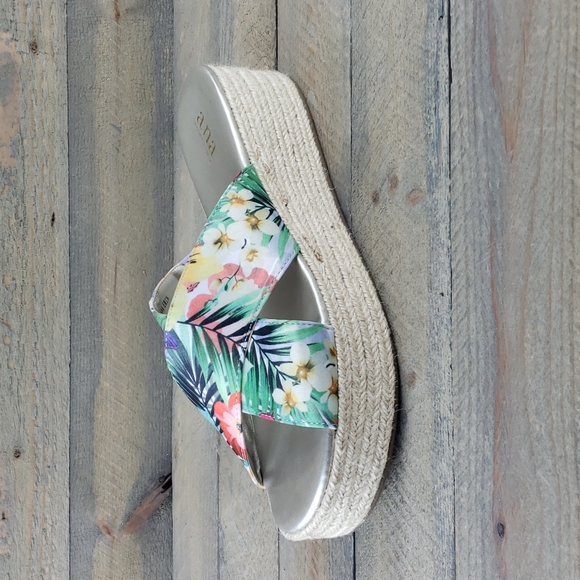 a.n.a. A New Approach Women's Erin Platform Sandals With  Flower Print - Picture 2 of 9